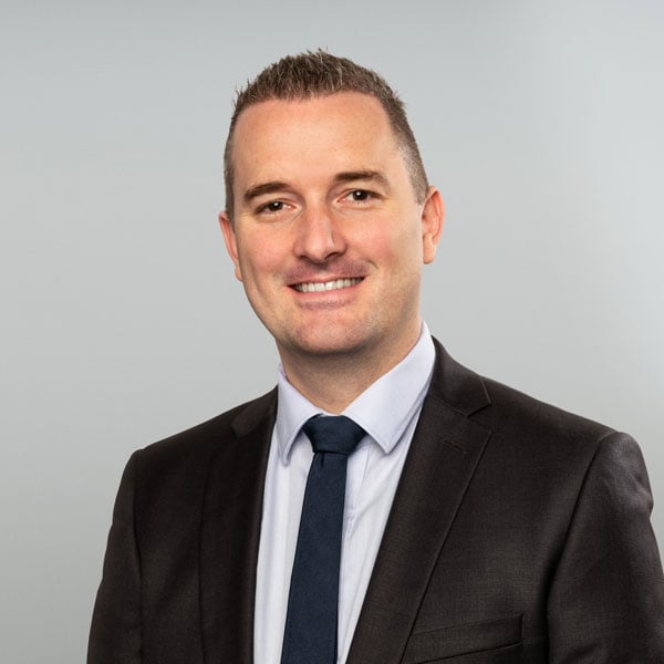 26_Simon Jenzer Invest Portrait
